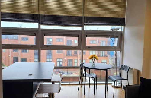 Birmingham City Centre Apartment | 🏡 1BR Flat | Nr Children’s Hospital & Uni | 🚗 Free Parking