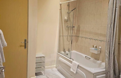Birmingham City Centre Apartment | 🏡 1BR Flat | Nr Children’s Hospital & Uni | 🚗 Free Parking