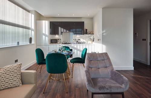 Slough Apartment | 1BR Flat With a Double Bed - New Eton House Residence Slough