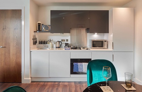 Slough Apartment | 1BR Flat With a Double Bed - New Eton House Residence Slough