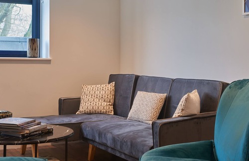 Slough Apartment | 1BR Flat With a Double Bed - New Eton House Residence Slough