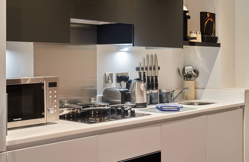 Slough Apartment | 1BR Flat With a Double Bed - New Eton House Residence Slough