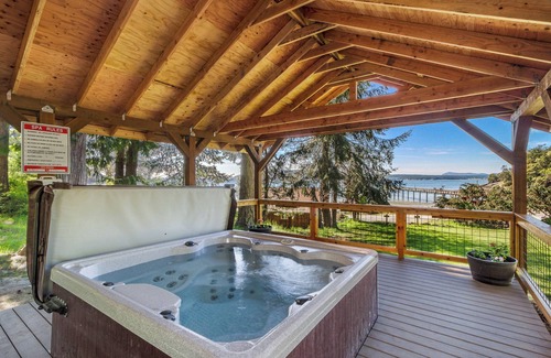 West Beach Cabin | 1BR Ocean View steps to prime west-facing beach and on-site cafe!