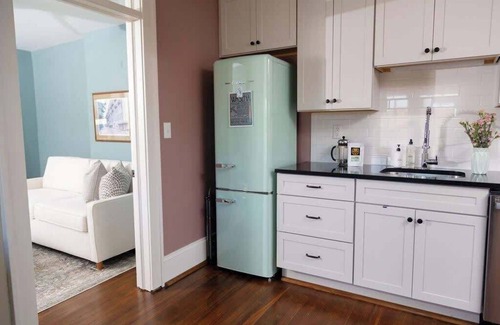 Roanoke House | 1BR Penthouse Apt |Walkable|Food|Greenway|Safe