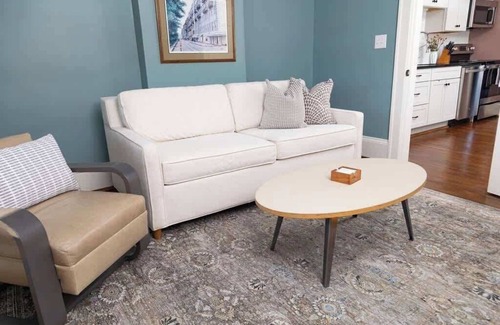 Roanoke House | 1BR Penthouse Apt |Walkable|Food|Greenway|Safe