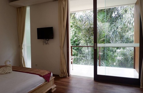 Kutuh Kaja Villa | 1BR Studio Room w/ Jungle View in Ubud Center (1)