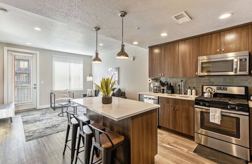 Downtown Salt Lake City Apartment | 1min Delta+Salt Palace |King Bed |Gym |Parking