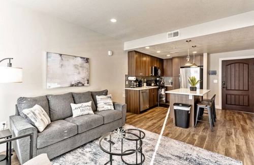 Downtown Salt Lake City Apartment | 1min Delta+Salt Palace |King Bed |Gym |Parking