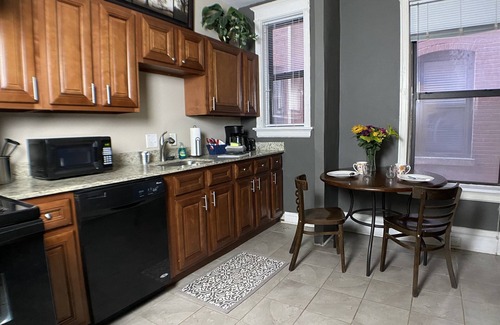DeBaliviere Place Condo | 1st Fl King+Queen Beds, Steps to Metrolink, Free parking lot