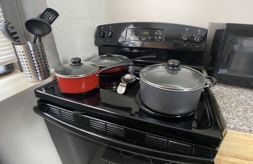 DeBaliviere Place Condo | 1st Fl King+Queen Beds, Steps to Metrolink, Free parking lot