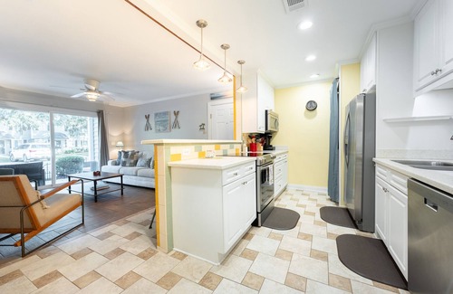 Demere Park Condo | 1st Floor Condo w/2 pools! 1 mi from beach/shops!