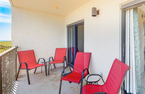 Navarre Beach Condo | 1st-floor condo with WiFi, outdoor pool & grilling area