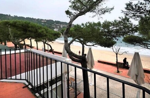 Llafranc House | 1ST FLOOR RUSTIC HOUSE OF FISHERMEN ON THE BEACH WITH REFORMED KITCHEN AND BATHROOM.