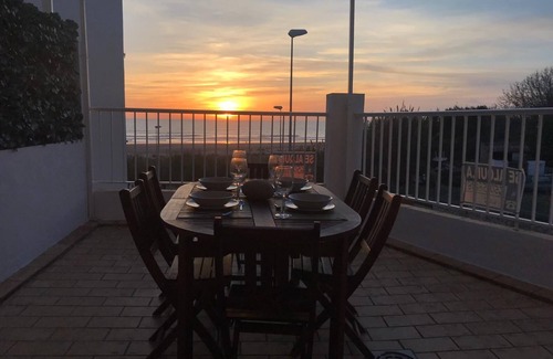 Conil de la Frontera City Center Apartment | 1st line beach, large terrace facing the sea, free WIFI