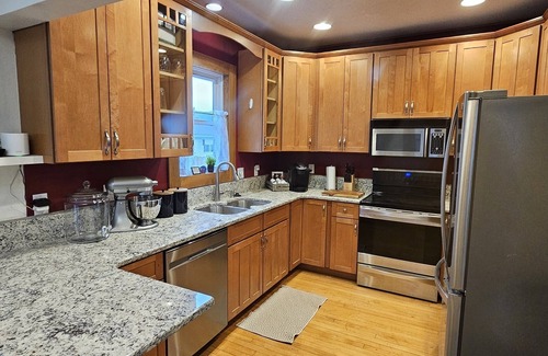 Grand Forks House | 1UP! Spacious 3Bd 2Ba Historic Home, 3min/UND