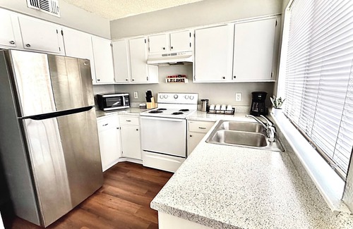South Arlington House | 2/1.5 Charming Townhome near AT&T w/Fast WiFi & Comfy King Bed