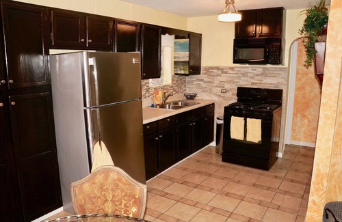 Royal Poinciana House | 2/1 Hollywood Vacation Cottage
