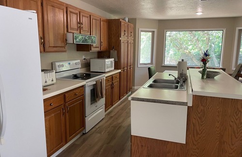 Willow Creek House | 2/1 House With Deck- Trail To River With Amazing Sandy Beach- Solar Heated Pool