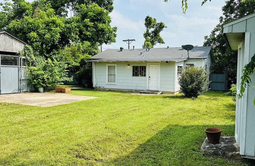 North Loop House | 2-3 BR house with big fenced yard & private carport