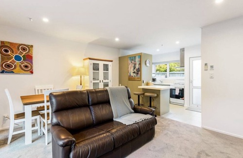 Epsom House | 2/32 Ferryhill Road, Epsom, Auckland 1023, New Zealand