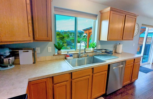Sequim House | 2.5 Acre Retreat with Breathtaking Mountain Views. New Hot Tub! Walk to Beach!