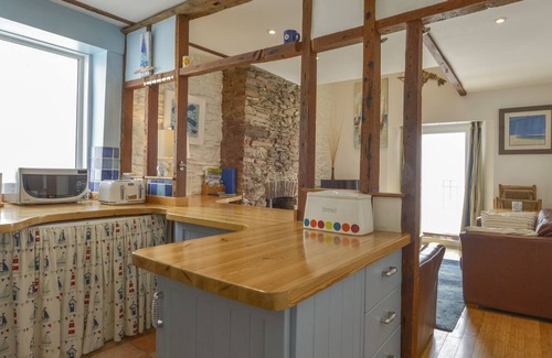 Torcross Cottage | 2 BAYVIEW, pet friendly, country holiday cottage in Torcross