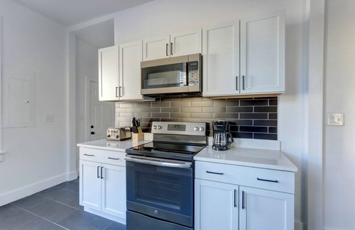 Midtown Condo | 2 bd/2 ba * Sleep 4 * Dog Friendly * Downtown Savannah