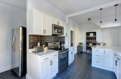 Midtown Condo | 2 bd/2 ba * Sleep 4 * Dog Friendly * Downtown Savannah