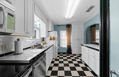 Tyler Cottage | 2 Bdr, 1 bath, 4 guests: Entire Cozy Cottage Historical Tyler Azalea District