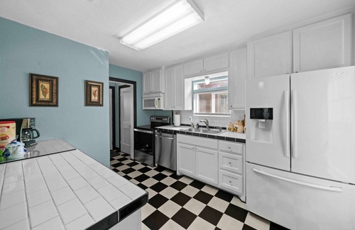 Tyler Cottage | 2 Bdr, 1 bath, 4 guests: Entire Cozy Cottage Historical Tyler Azalea District