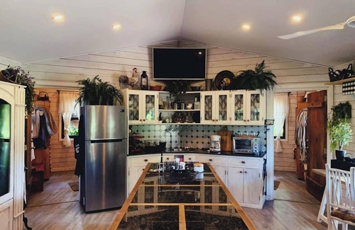 San Jose House | 2 bdr Cabin with ensuite /Kitchenette and outdoor deck 🌳 🛖 🏠 🦚 🤠