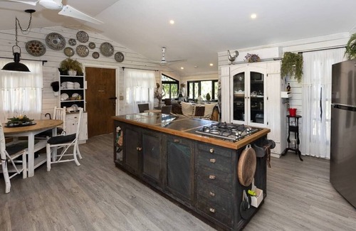 San Jose House | 2 bdr Cabin with ensuite /Kitchenette and outdoor deck 🌳 🛖 🏠 🦚 🤠