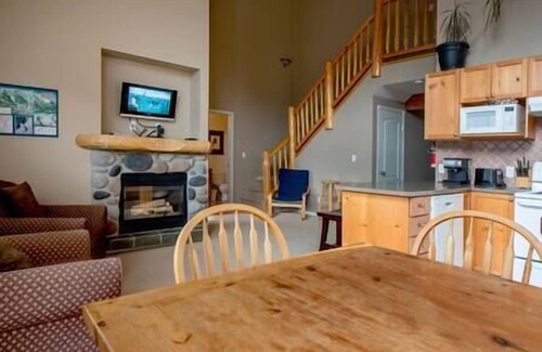 East Kootenay House | 2 BDR with Loft/Mountain Views/Walk Out Deck