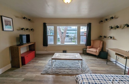 Southwest Berkeley Apartment | 2 Bdrm Private Apartment in Berkeley