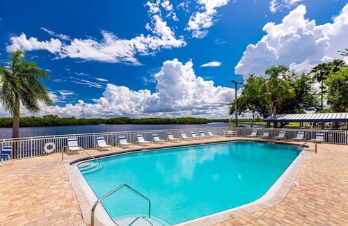 Ruskin Condo | 2 bdrm! Sleeps 7! 5-7 min walk to beach, pools, fitness center, onsite restaurants!