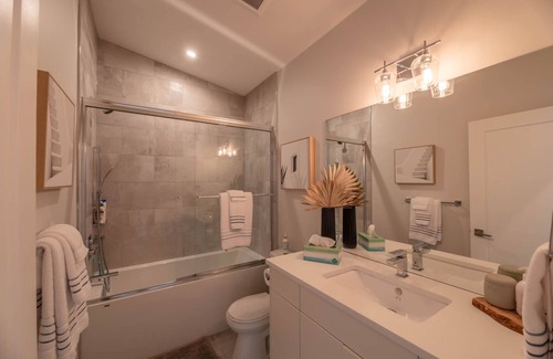 Okanagan-Similkameen House | 2 bed 1 bath detached suite. Steps to Okanagan Lake.