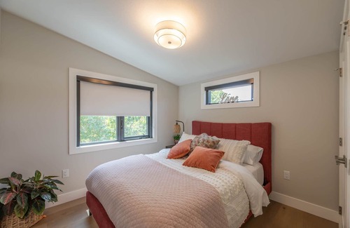 Okanagan-Similkameen House | 2 bed 1 bath detached suite. Steps to Okanagan Lake.