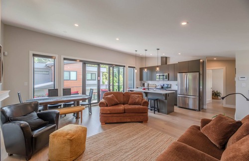 Okanagan-Similkameen House | 2 bed 1 bath detached suite. Steps to Okanagan Lake.