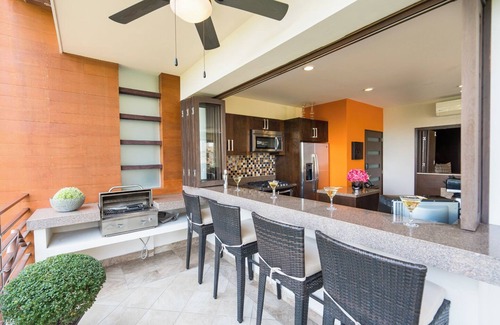 Conchas Chinas Condo | 2 Bed 2 Bath Partial Ocean View Corner Suite · R104