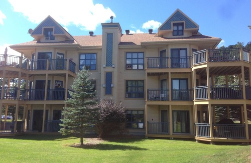 Mont-Tremblant Condo | 2 bed 2 bath, sleeps 6, free wifi, free parking, recently renovated