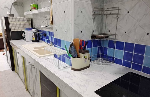 Bangkok Central Business District Apartment | 2 bed 2 bath modern city center ground floor apartment. Free wifi, gym and pool