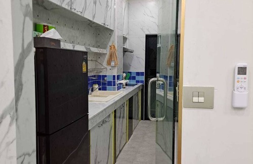 Bangkok Central Business District Apartment | 2 bed 2 bath modern city center ground floor apartment. Free wifi, gym and pool