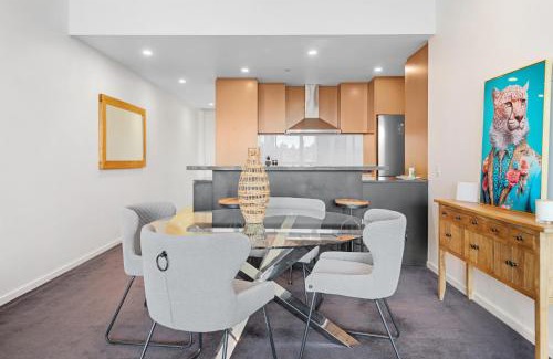 Port Melbourne Apartment | 2-Bed, 500m From The Beach with Pool, Gym & Sauna