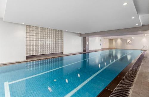 Port Melbourne Apartment | 2-Bed, 500m From The Beach with Pool, Gym & Sauna