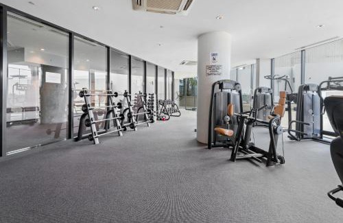 Port Melbourne Apartment | 2-Bed, 500m From The Beach with Pool, Gym & Sauna