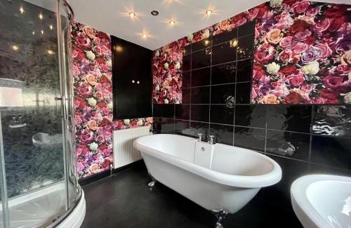 Scarborough Apartment | 2 Bed Apartment - Sleeps 4 - Wifi