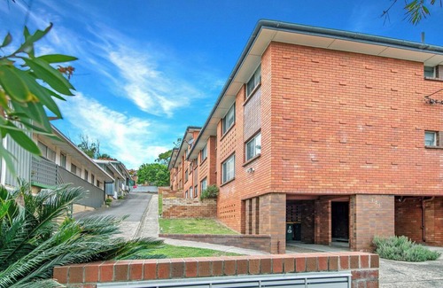 Bar Beach Apartment | 2 Bed Bar Beach apartment, stroll to beach & cafes