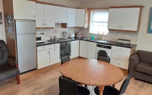 Enniscrone House | 2 Bed Cottage - Sleeps 6 - Parking - Wifi