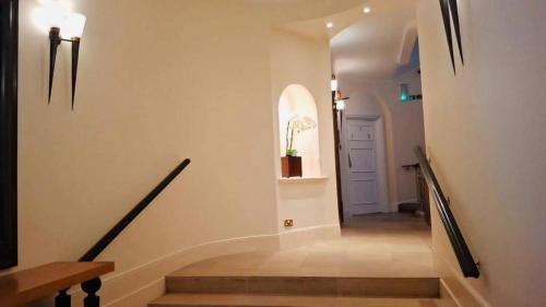 Mayfair Apartment | 2 Bed Flat In Mayfair Central London 1 Minute Walk To Oxford Circus and Green Park Station