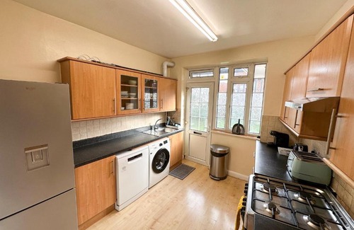 West Hendon Apartment | 2 Bed Flat - short walk from Brent Cross Station